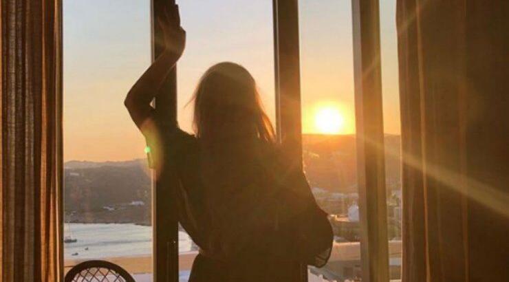 Επώνυμη Ελληνίδα ανεβαίνει τα σκαλιά της εκκλησίας 