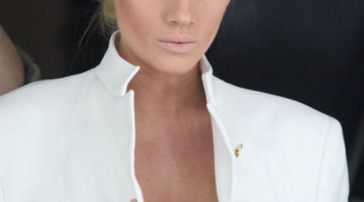 Τζούλια Αλεξανδράτου: Αναστάτωσε παραλία της Μυκόνου!