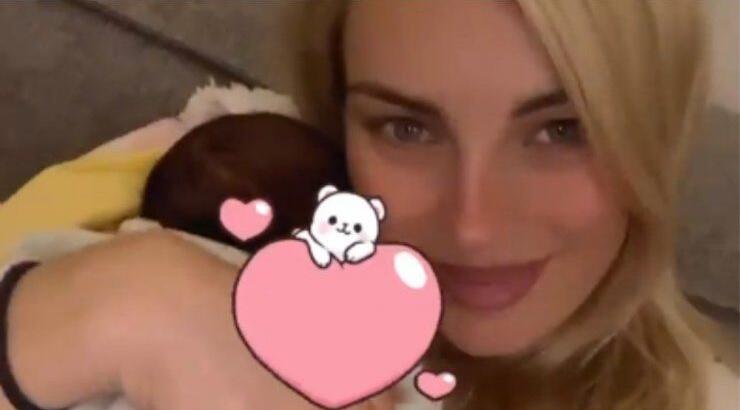 Τζούλια Νόβα: Όσα αποκαλύπτει για τη γέννηση της κόρης της που έγινε στο σπίτι [εικόνα]