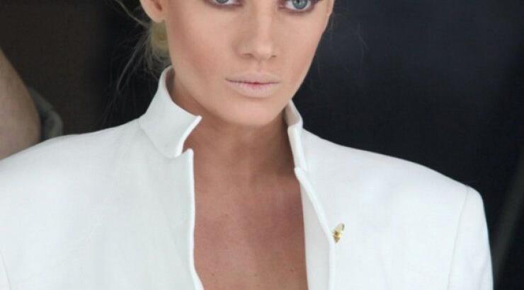 Μείναμε με το στόμα ανοιχτό! Η Τζούλια Αλεξανδράτου με αρκετά παραπανίσια κιλά εμφανίστηκε με τα εσώρουχά της σε αποκριάτικο party