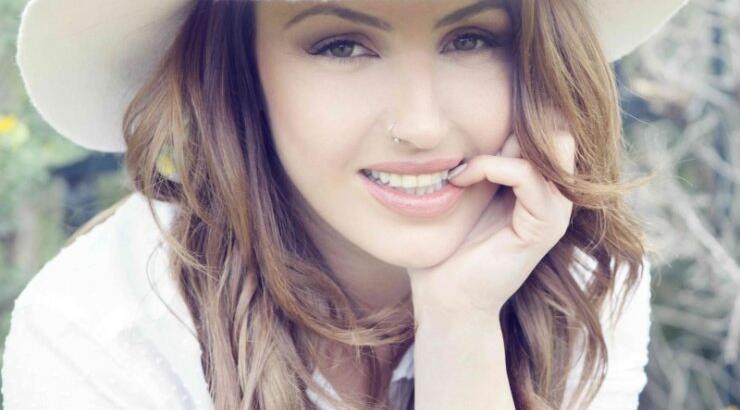 Η Έλενα Παπαρίζου μιλά πρώτη φορά για το "κράξιμο" που "έφαγε" για τα κιλά που πήρε!