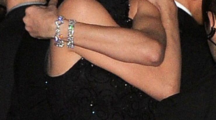 Ποια διάσημη σταρ του Hollywood αγκαλιάζει τον εαυτό της;