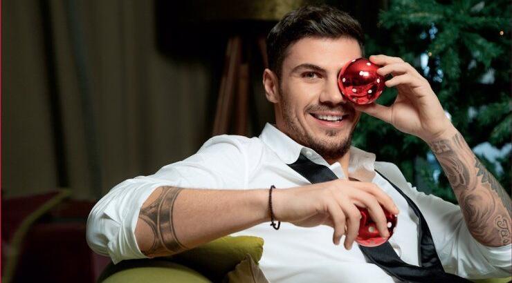 Άκης Πετρετζίκης: «Έχω δουλέψει και σερβιτόρος για να βγάλω λεφτά»