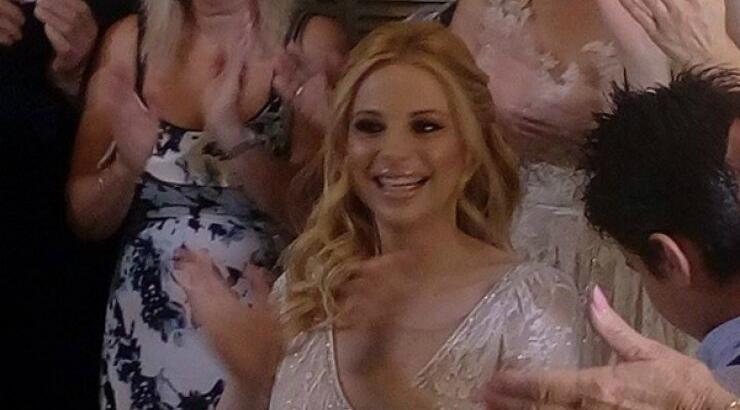 Δάκρυα από τη Χριστιάνα Αριστοτέλους! Η συγκινητική στιγμή που την ζώνουν οι γονείς και τα αδέρφια της!