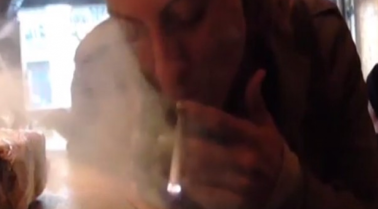 Eλεονώρα Μελέτη: Δείτε τη να κάνει μαριχουάνα μπροστά στην κάμερα! [βίντεο]