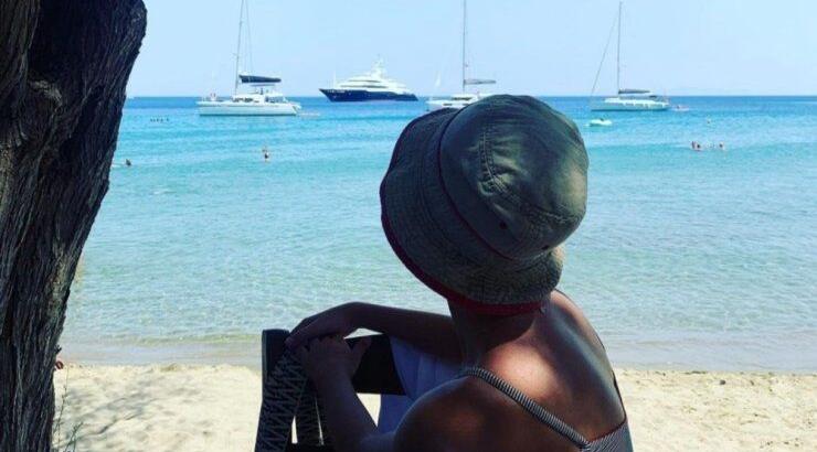 Ποια γνωστή Κύπρια έχασε το δόντι της on air; [βίντεο]