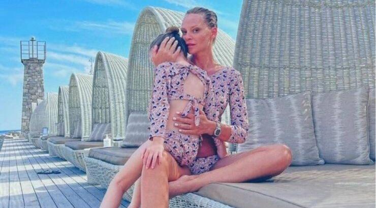 Υβόννη Μπόσνιακ: Η σπάνια δημόσια βόλτα με την επτάχρονη κόρη της και το πόσο πολύ έχει μεγαλώσει [εικόνα]