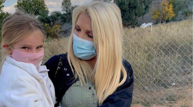 Ελένη Μενεγάκη: Απαθανατίζει την μικρή Μαρίνα να απολαμβάνει τα παιχνίδια της στα χιόνια από τον κήπο τους [εικόνα]