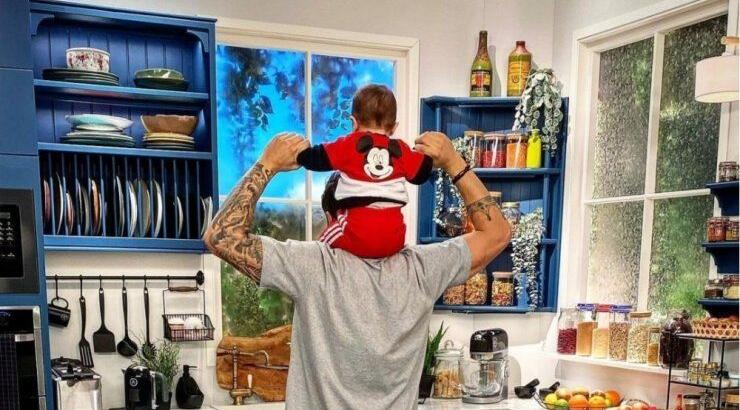 Η οικογένεια Πετρετζίκη μαγειρεύει οικογενειακώς στην κουζίνα του σπιτιού τους [βίντεο]