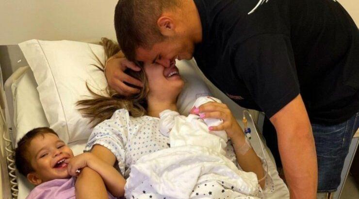 Μαρία Κορτζιά: Απαθανατίζει τον Πιέρο στην πρώτη του αγκαλιά με τον νεογέννητο τους γιο [εικόνα]