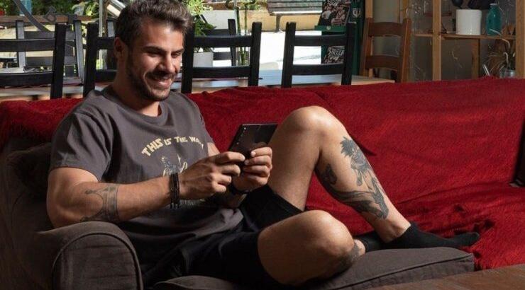 Άκης Πετρετζίκης: Μαθαίνει στον γιο του την πρώτη του συνταγή σε ένα cute βίντεό τους 