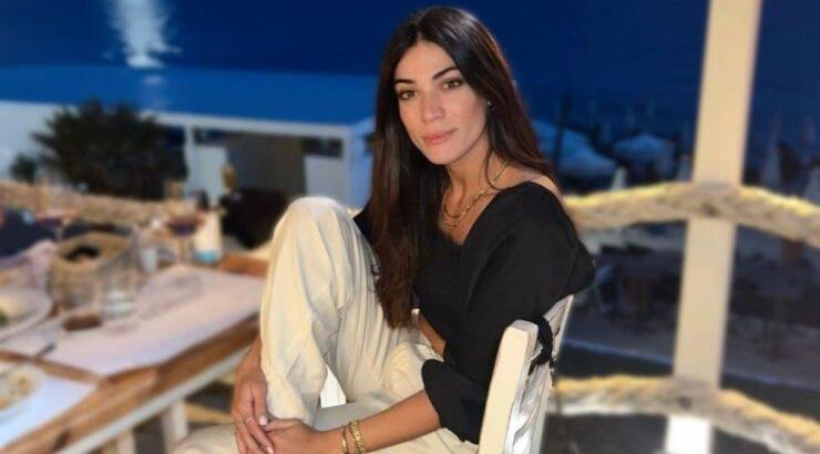 Ήβη Αδάμου: Ποζάρει σε ένα σπάνιο στιγμιότυπο μαζί με τις αδερφές της [εικόνα]