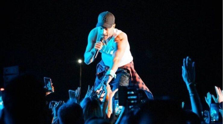 Κωνσταντίνος Αργυρός: Του πέταξαν σουτιέν κατά τη διάρκεια συναυλίας του [βίντεο]