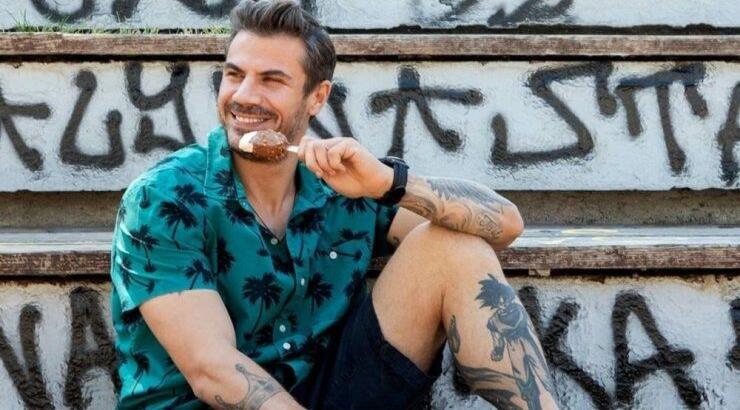 Άκης Πετρετζίκης: Μαζί με τον γιο του παίζουν πιάνο για εμάς! [βίντεο]