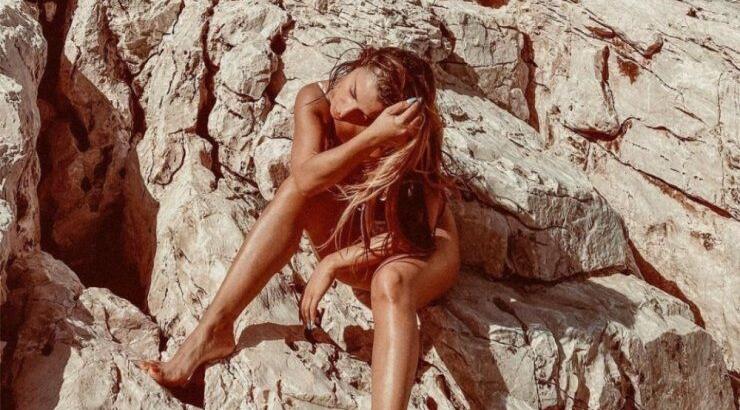 Κύπρια τραγουδίστρια ανέβασε κι άλλο τον υδράργυρο με τις πόζες της σε σκάφος [εικόνες]