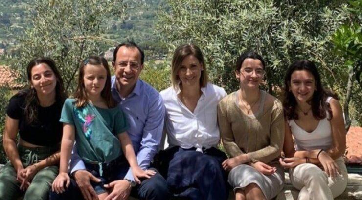 Νίκος Χριστοδουλίδης: Παρακολούθησαν οικογενειακώς θεατρική παράσταση [εικόνα]