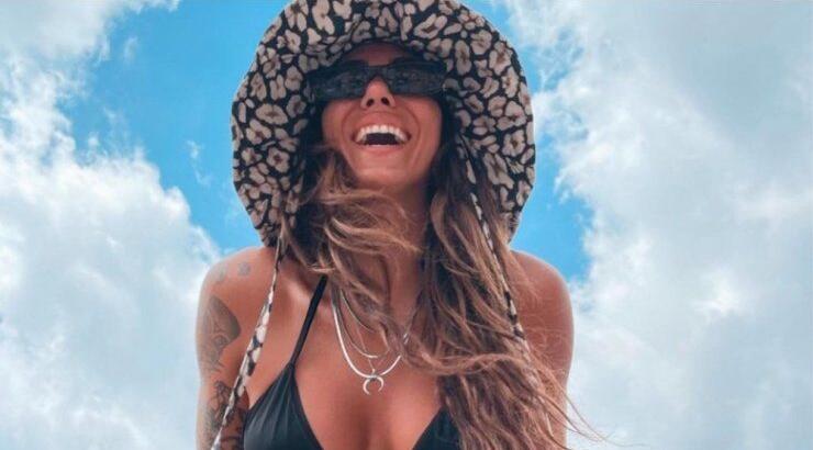 Ευρυδίκη Βαλαβάνη: Ποζάρει topless στην παραλία σε ένα μαγευτικό στιγμιότυπο [εικόνα]