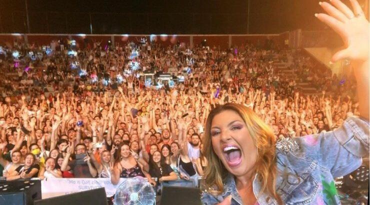 Έλενα Παπαρίζου: Κόπηκε το ρεύμα σε συναυλία της και βρήκε τη λύση για να συνεχίσει [βίντεο]