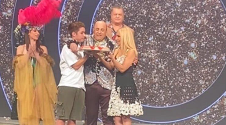 Μάρκος Σεφερλής: Η έκπληξη από τον γιο και τη σύζυγό του εν ώρα παράστασης για τα γενέθλιά του [βίντεο]