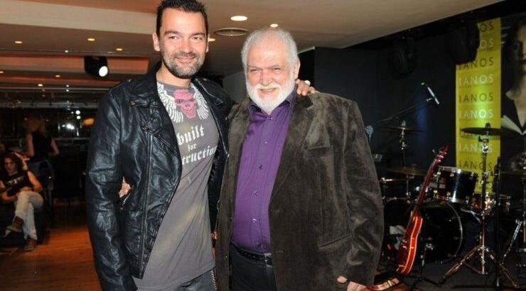 Κωνσταντίνος Καζάκος: Καταρρακωμένος ο γιος του Κώστα Καζάκου έξω από το νοσοκομείο [εικόνες]