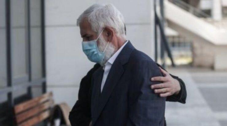 Πέτρος Φιλιππίδης: Τσιγγάνα όρμησε πάνω του έξω από το δικαστήριο και τον φίλησε [εικόνες & βίντεο]