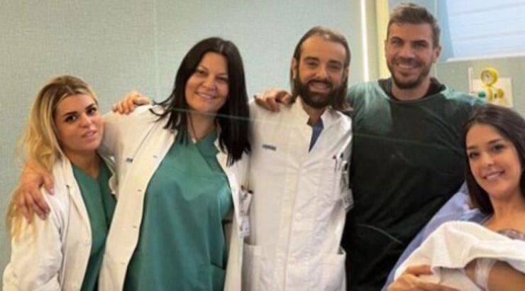 Άκης Πετρετζίκης: Το βίντεο μέσα από το μαιευτήριο αγκαλιά με την κόρη του και τα λόγια της συζύγου του