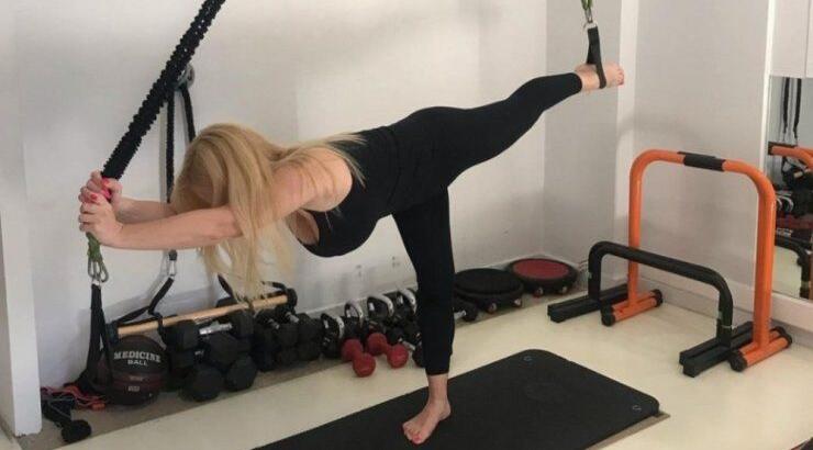 Επώνυμη της ελληνικής showbiz: "Δεν είναι το πρόσωπό μου αυτό που θα ήταν κανονικά" [βίντεο]