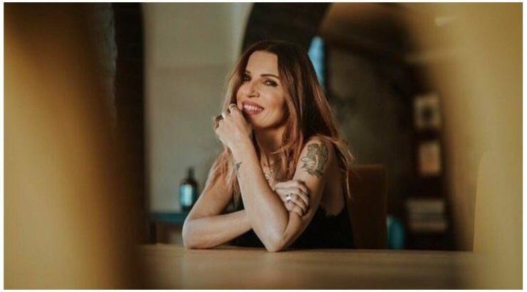 Ευρυδίκη: Ποζάρει αγνώριστη μπροστά από τον Πύργο του Άιφελ στα 80s [εικόνα]