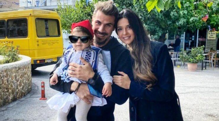 Άκης Πετρετζίκης: Η σύζυγός του και ο γιος τους, τον επισκέφθηκαν στη δουλειά [εικόνα]