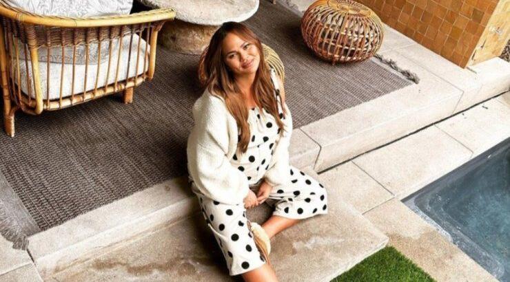 Chrissy Teigen: Η γυμνή εικόνα της λίγο πριν γεννήσει