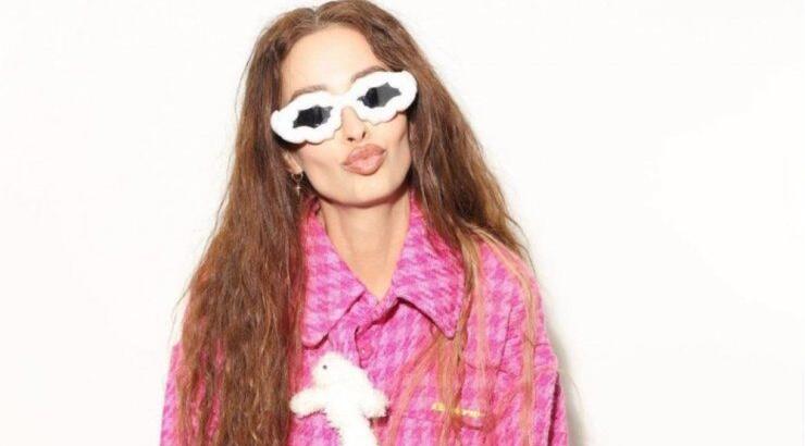 Η Ελένη Φουρέιρα ποζάρει στον όγδοο μήνα της εγκυμοσύνης της χαϊδεύοντας τη φουσκωμένη της κοιλίτσα