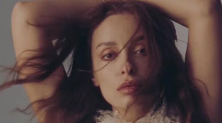 Ελένη Φουρέιρα: Με total denim look στον όγδοο μήνα της εγκυμοσύνης της [εικόνα]