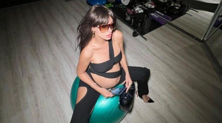 Ελένη Φουρέιρα: Έτσι κρατάει ζεστή τη φουσκωμένη της κοιλίτσα λίγες ημέρες πριν γεννήσει [εικόνες]