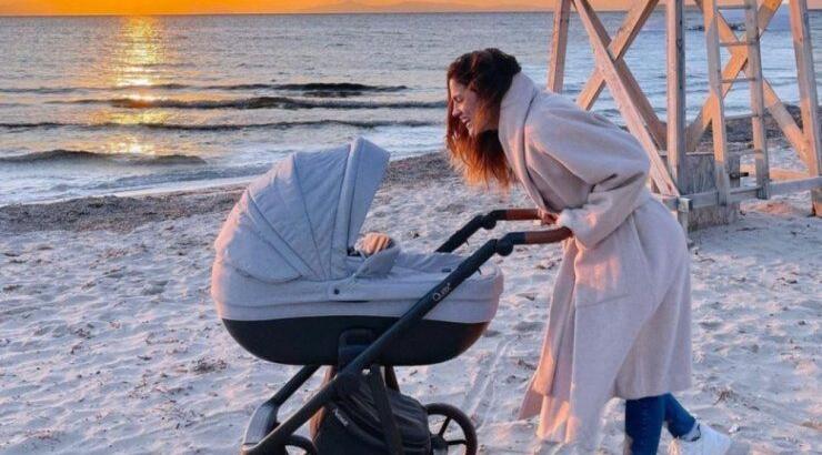 Μαίρη Συνατσάκη: Θηλάζει την δύο μηνών κόρη της μέσα στο αυτοκίνητο [εικόνα]