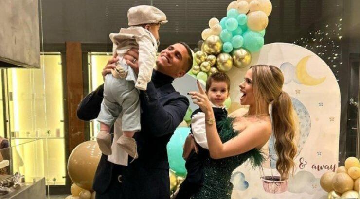 Σωτηρίου - Κορτζιά: Τα αγόρια τους παρακολουθούν μαζί κινούμενα σχέδια με τον πιο αξιαγάπητο τρόπο [εικόνα]