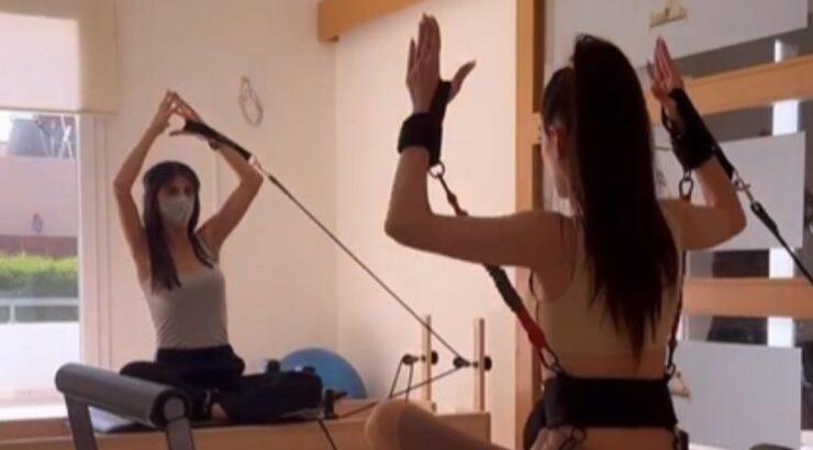 Η Αργυρώ Ροτσίδου παραδίδει μαθήματα pilates στην Άντρεα Κυριάκου [βίντεο]