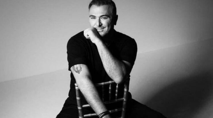 Αντώνης Ρέμος: Με το μπουρνούζι υποδέχθηκε Κύπρια τραγουδίστρια μέσα στο καμαρίνι του [εικόνα]