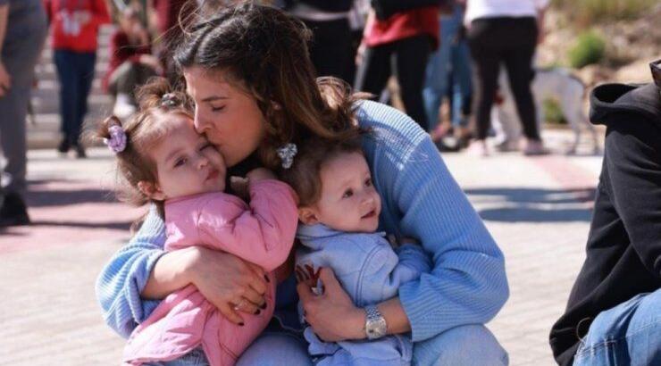 Χριστίνα Μπόμπα: Πέτυχε την κόρη της στο σαλόνι τους να κάνει τραμπολίνο [βίντεο]