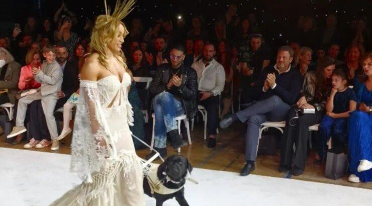 Καρολίνα Πελενδρίτου: Φόρεσε νυφικό, ανέβηκε στην πασαρέλα με τον σκύλο της και καταχειροκροτήθηκε [βίντεο]