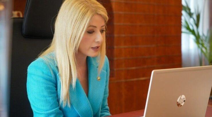 Αννίτα Δημητρίου: Ξεχώρισε με την κομψή επιλογή της στην παρέλαση της 25ης Μαρτίου