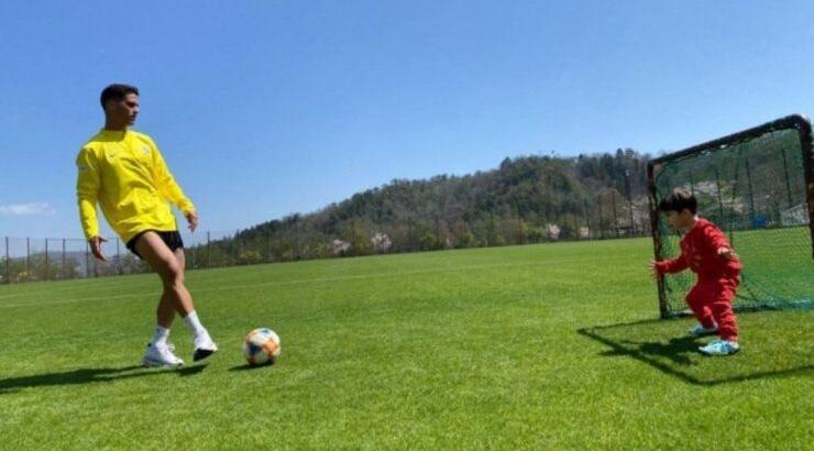 Πιέρος Σωτηρίου: Ο Σοφοκλής Σωτηρίου "εκτέλεσε" πέναλτι και πανηγύρισε το γκολ με τον μπαμπά του [βίντεο]