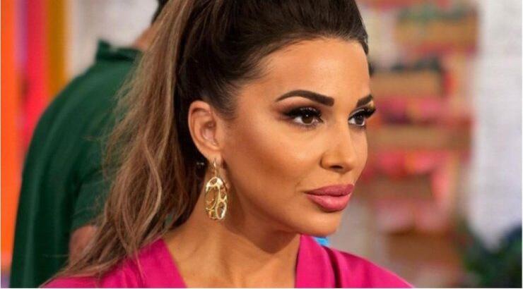 Ελένη Χατζίδου για πασίγνωστο τραγουδιστή: "Βγήκαμε στη σκηνή και ένιωσα το χέρι του στον πωπό μου"