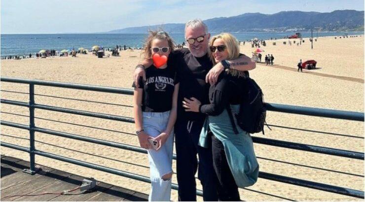 Πέγκυ Ζήνα: Η οικογενειακή selfie με τον σύζυγο και την κόρη τους στην Time Square [εικόνα]