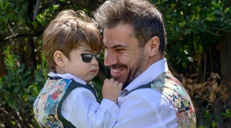 Άκης Πετρετζίκης: Τα παιχνίδια με τον γιο του, Αχιλλέα, στο σπίτι τους [εικόνα]