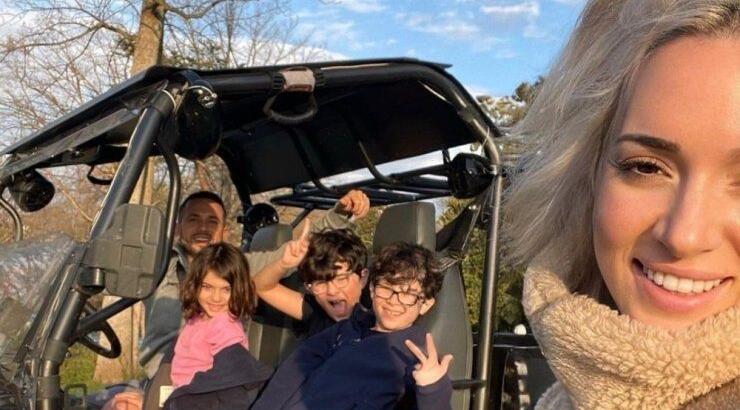 Καλομοίρα: Τα παιδιά της έτρεξαν καταπάνω της αντικρίζοντάς την στο αεροδρόμιο [βίντεο] 