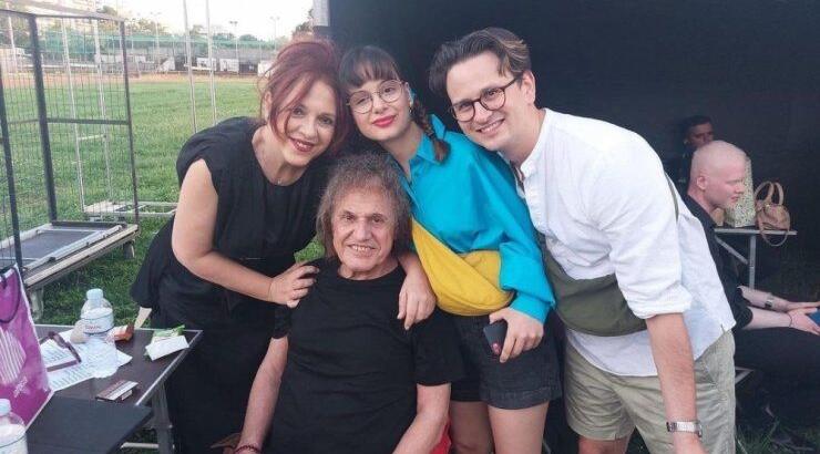 Βασίλης Παπακωνσταντίνου: Έσβησε τούρτα on stage για τα 73α γενέθλιά του - Το φιλί με την Ελένη Ράντου [εικόνες]