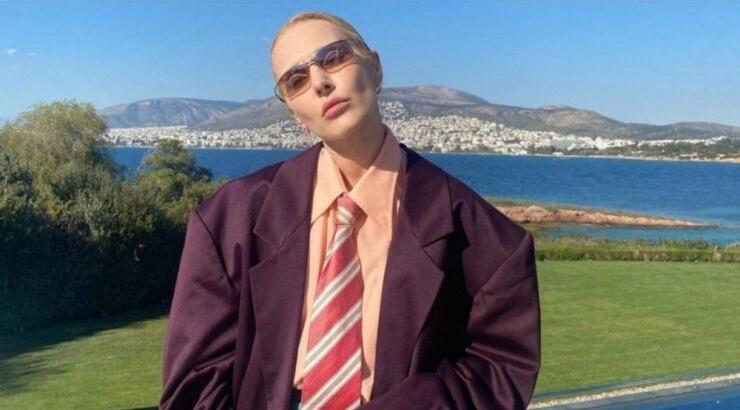 Τάμτα: Ποζάρει με την μητέρα και την κόρη της σε μια σπάνια κοινή τους εικόνα 