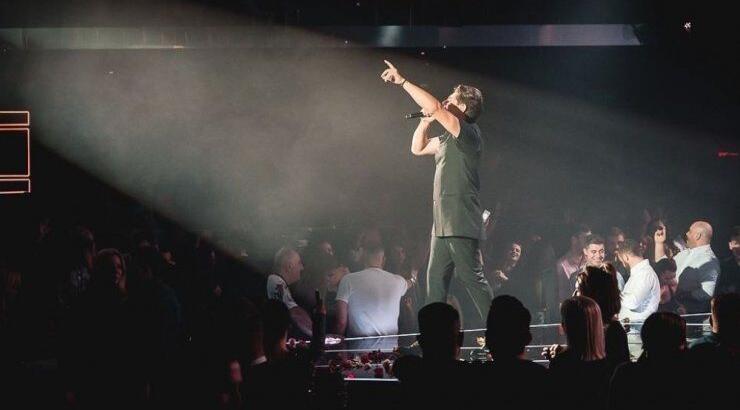 Έλληνας γνωστός τραγουδιστής: "Κάηκα κανονικά στην πίστα, κατέβηκα με έγκαυμα 3ου βαθμού"