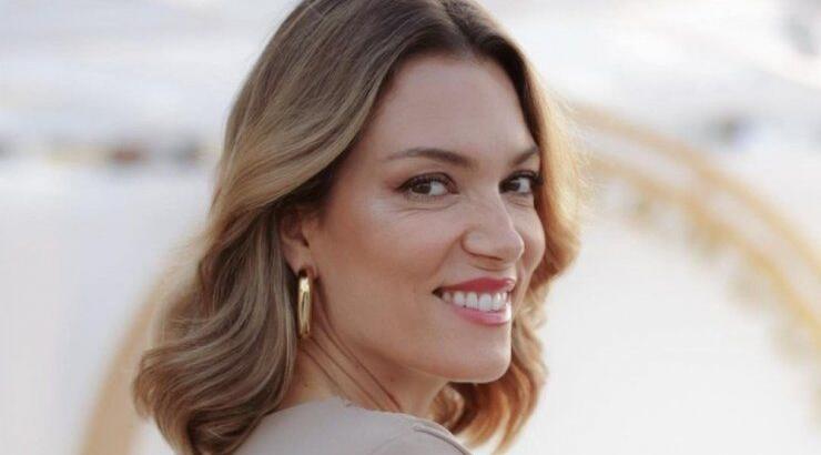 Βίκυ Καγιά: Μεσημεριανή σιέστα με τον 5χρονο Kάρολο στην παραλία [εικόνα]