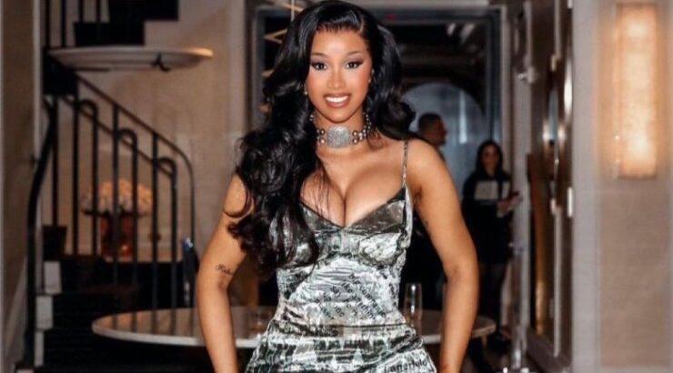 Έξαλλη η Cardi B: Πετάει το μικρόφωνο σε θαυμαστή της [βίντεο]